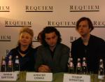 Auf dem Foto: Pressekonferenz, v.l.n.r.: Hanna Schygulla, Komponist Alexej Sjumak, Dirigent Theodor Currentzis